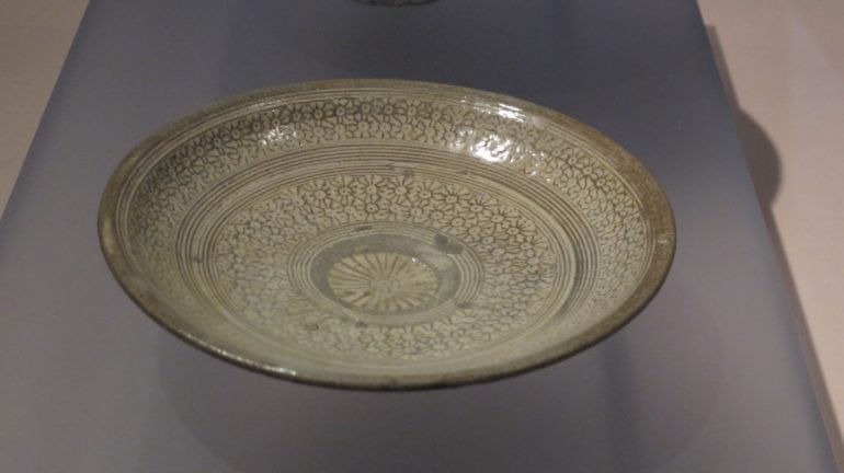 Dish_stamped_Punchong_ware._British_Museum-770x432