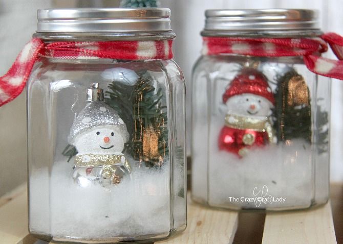 27 migliori decorazioni natalizie fai da te DIY Mason Jar Snow Globes for Christmas via thecrazycraftlady