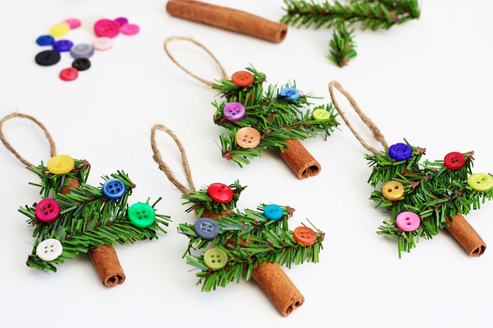 29 ornamenti di natale fai da te Cinnamon Stick Christmas Tree Ornaments via consumercrafts