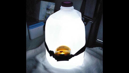 bottiglie in plastica tanto riusi Ambient Lamp Out of a Milk Jug
