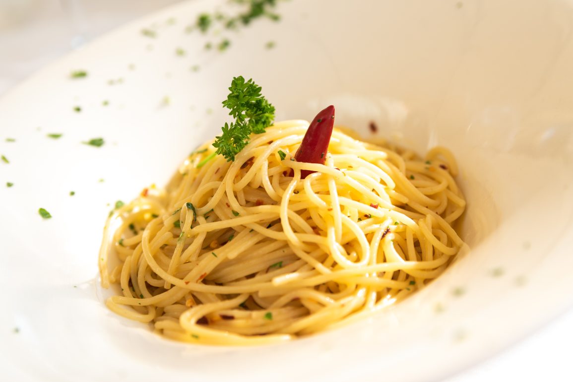 spaghetti aglio olio e peperoncino AdobeStock 208789611