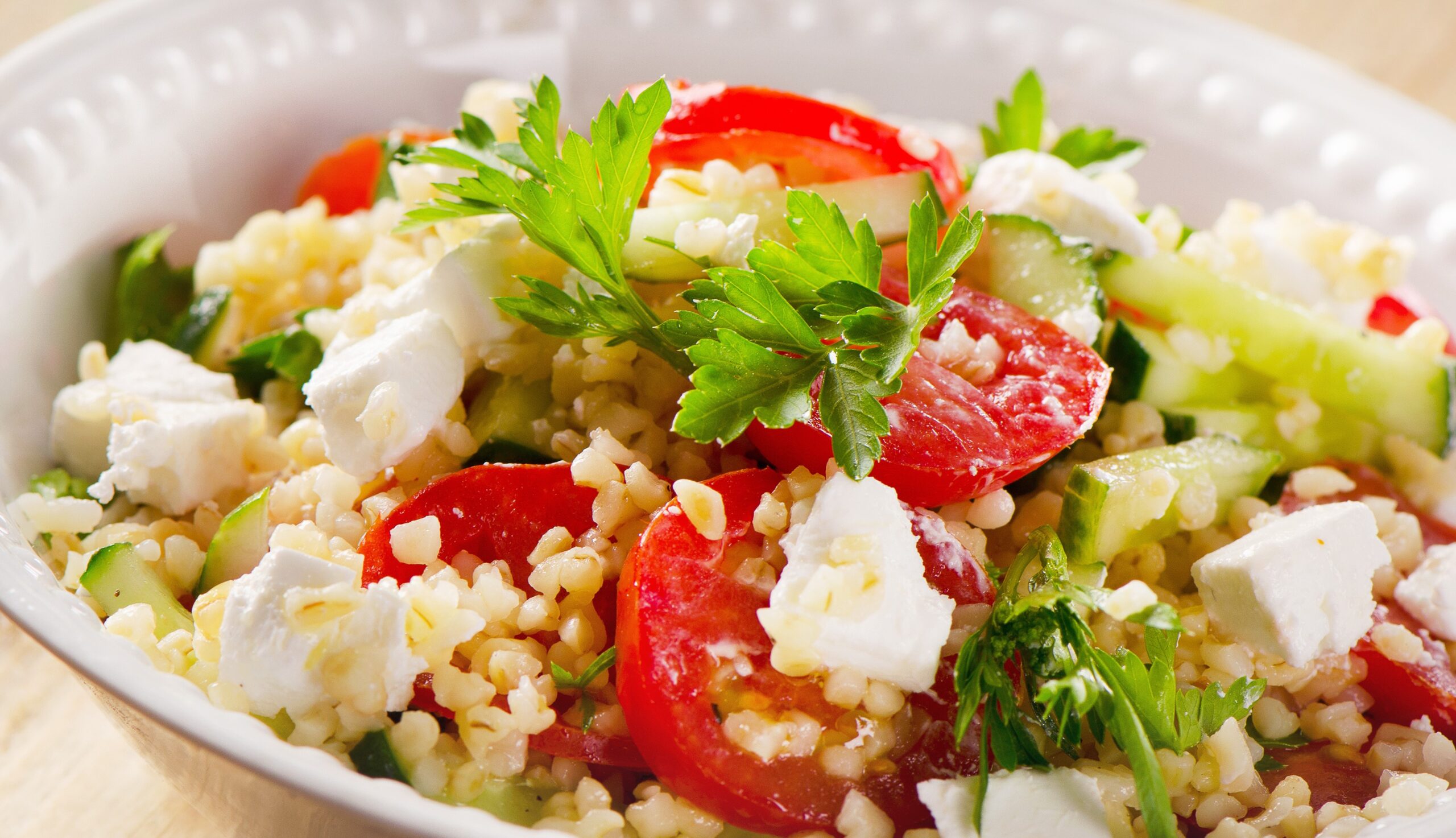 Insalata di quinoa con feta: leggera, nutriente e sana