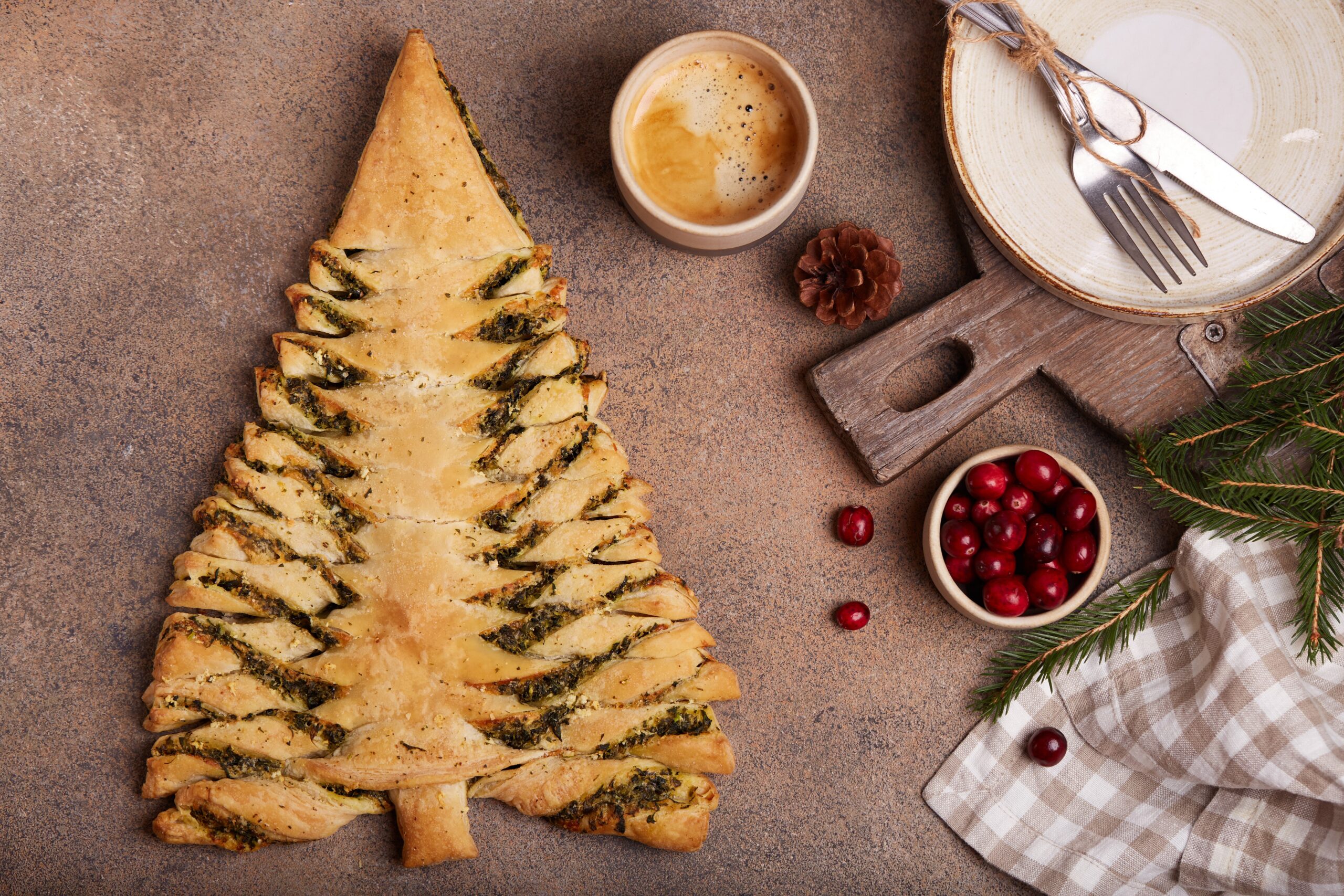 Albero di Natale di sfoglia al pesto: facilissimo e di grande effetto!