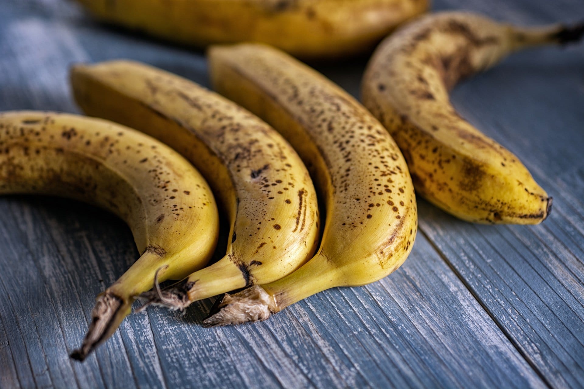 Banane a buccia scura